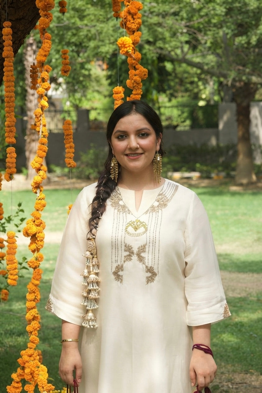 Vrinda Mehfil Stripped Tissue Kurta nand Pants with Overlay Kurta - Kurta Set - Chanderi - Detail Shot - Chidiyaa